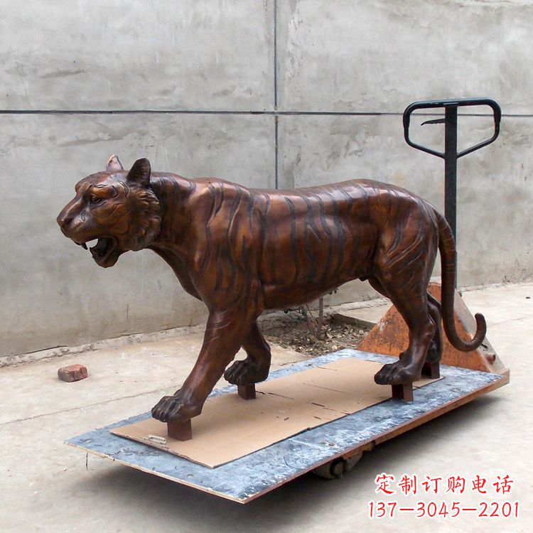 保定活力四射的老虎铜雕塑