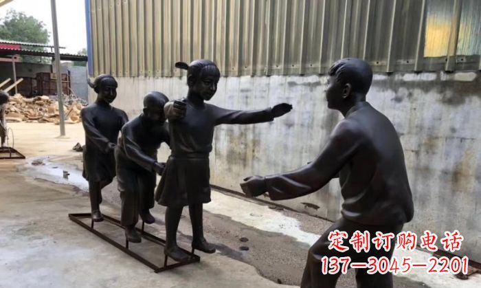 保定华中领雕塑出品——老鹰捉小鸡铜雕