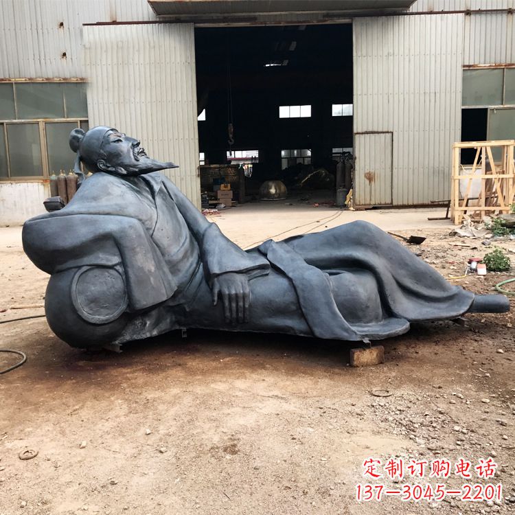 保定李白醉卧铜雕塑,抒写出豪迈之气