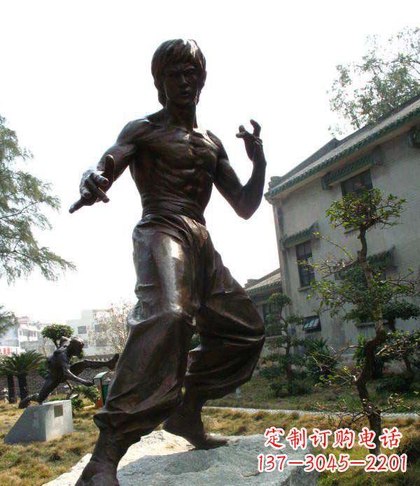 保定忠实再现李小龙公园名人铜雕