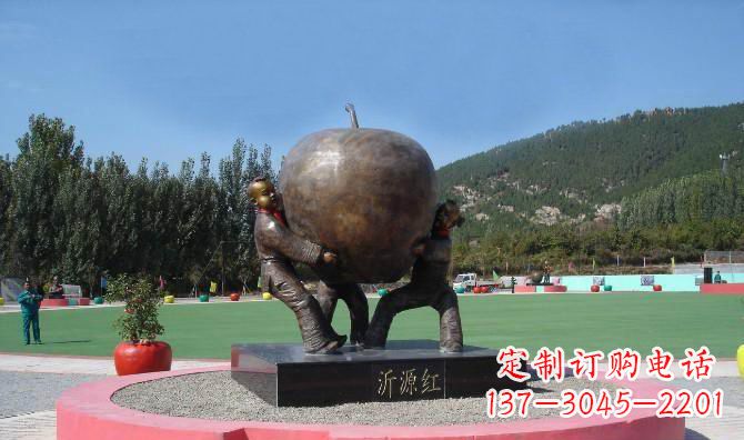 保定苹果融入两岁小孩的生活——公园铜雕