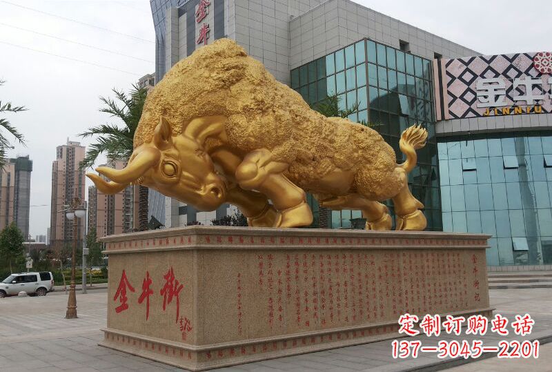 保定鎏金开荒牛铜雕像,城市街道景观动物雕塑