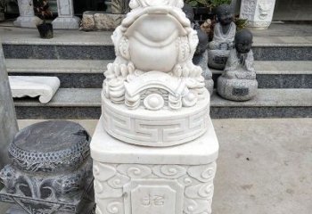保定金蟾立柱石动物雕塑