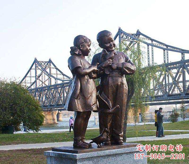 保定小男孩与小女孩手持鸽子铜雕