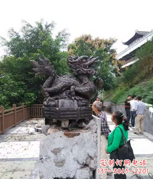 保定青龙神兽雕塑,神态凝重,气势磅礴
