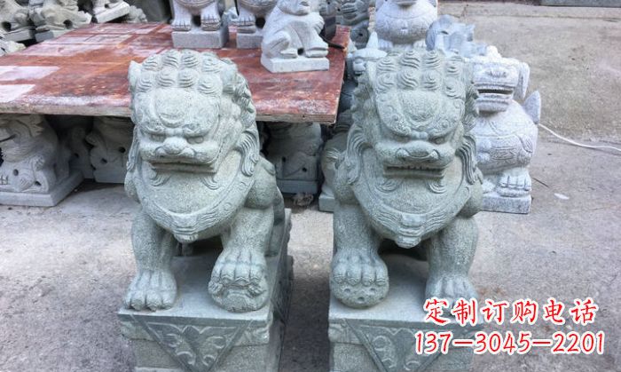 保定青石踩球狮子看门石雕,精致雕塑令门口更加精彩