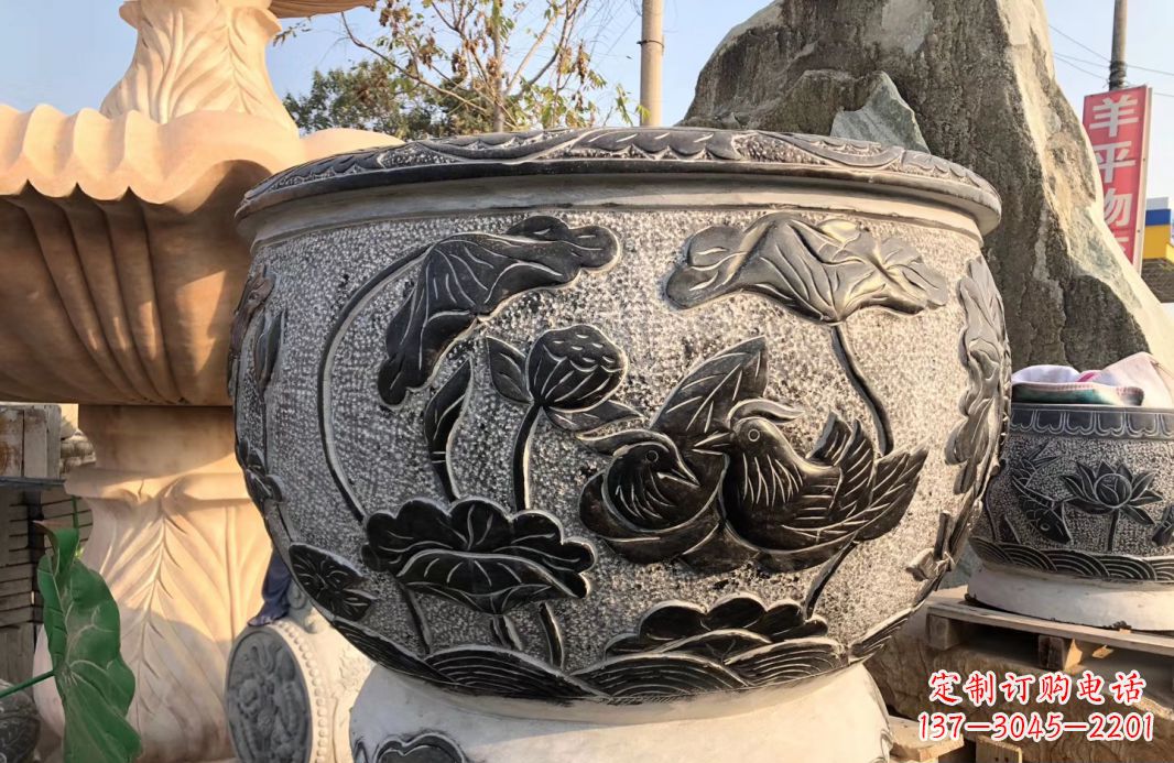 保定荷花浮雕鱼缸雕塑,让空间更加生机勃勃