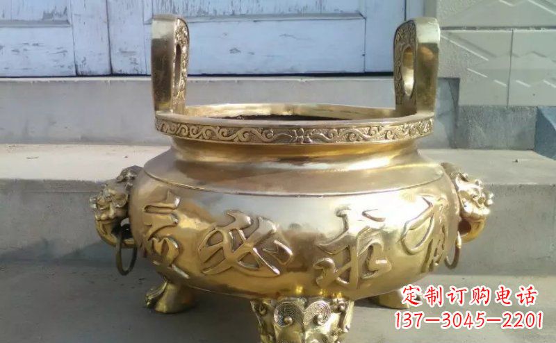 保定壮丽威猛的三足香炉铜雕