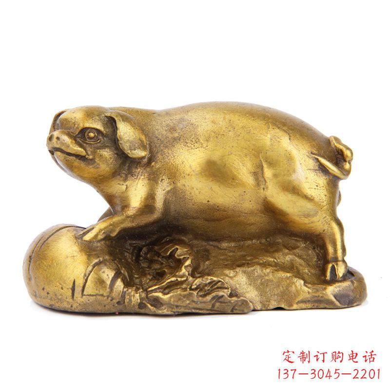 保定铸铜鎏金猪雕塑时尚炫彩,精致温馨