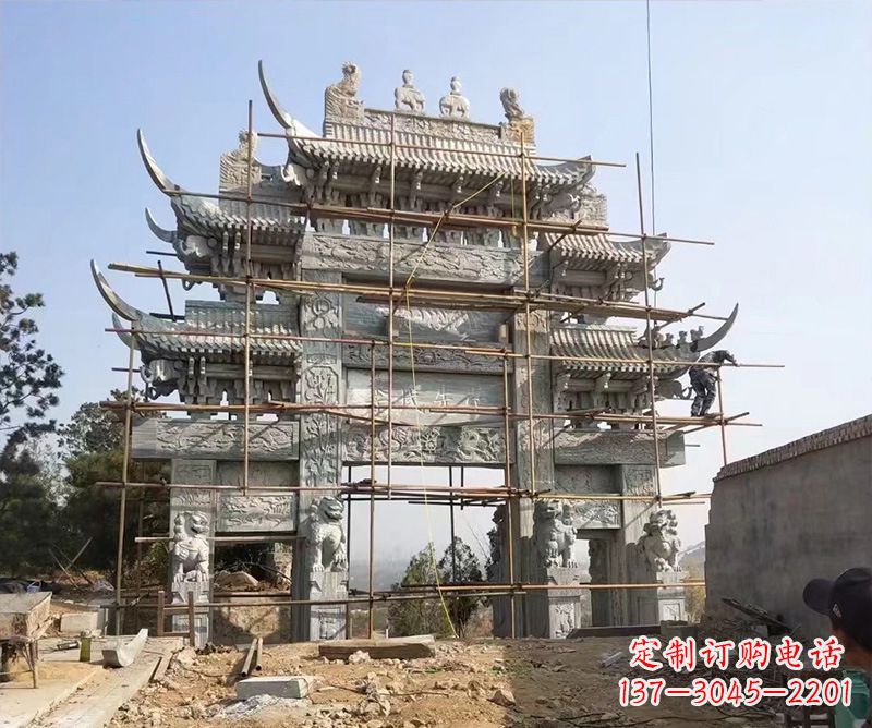 保定石牌坊外东侧的龙凤雕塑
