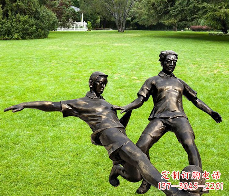保定踢足球的人物铜雕