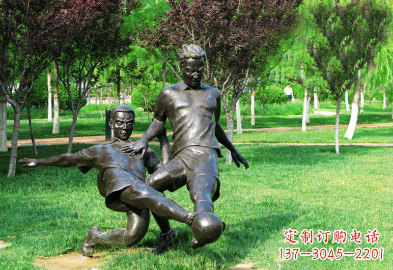 保定踢足球的人物铜雕222
