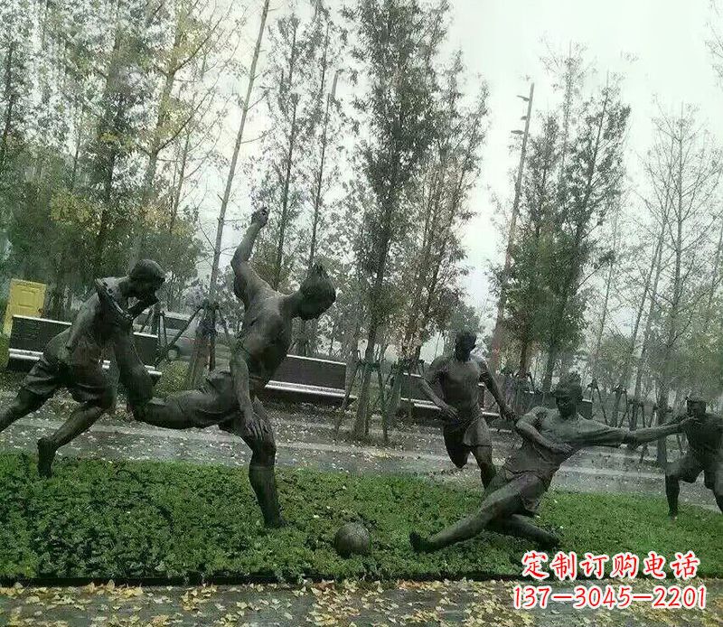 保定踢足球公园运动人物铜雕