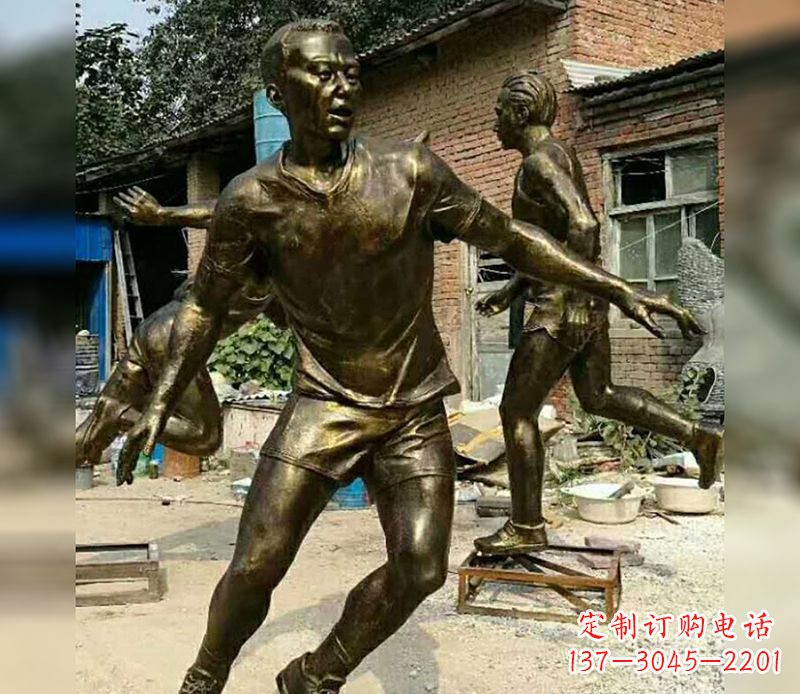 保定踢足球广场人物铜雕
