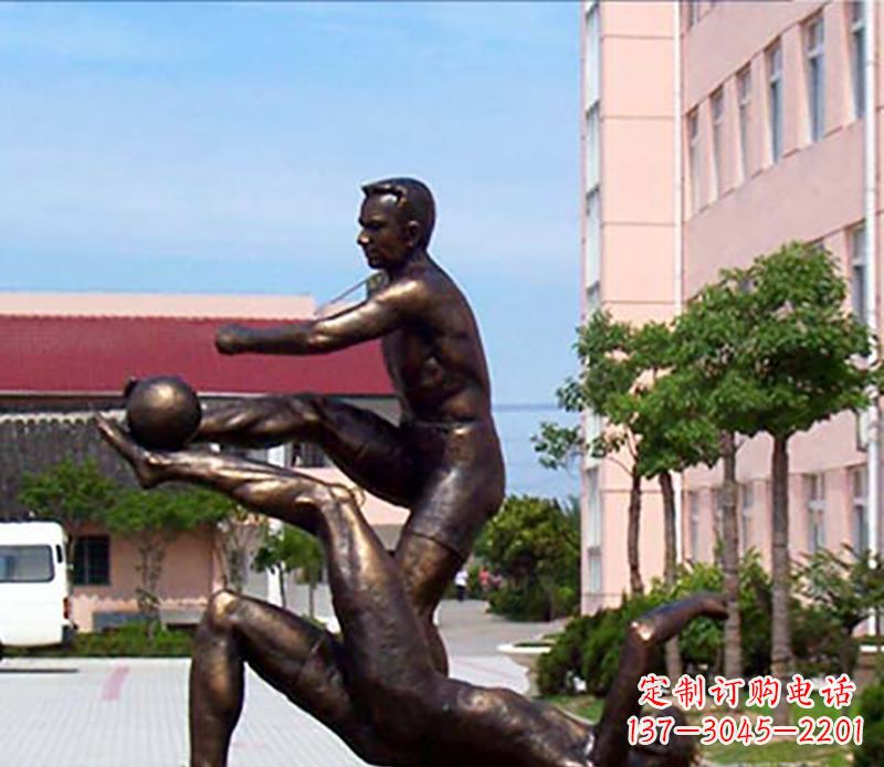 保定踢足球人物广场小品铜雕