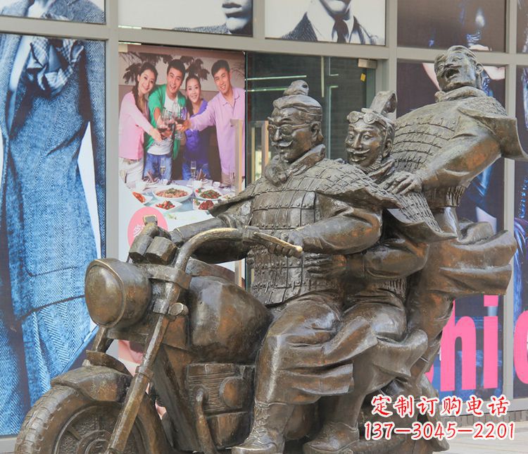 保定铜雕步行街骑摩托人物雕塑