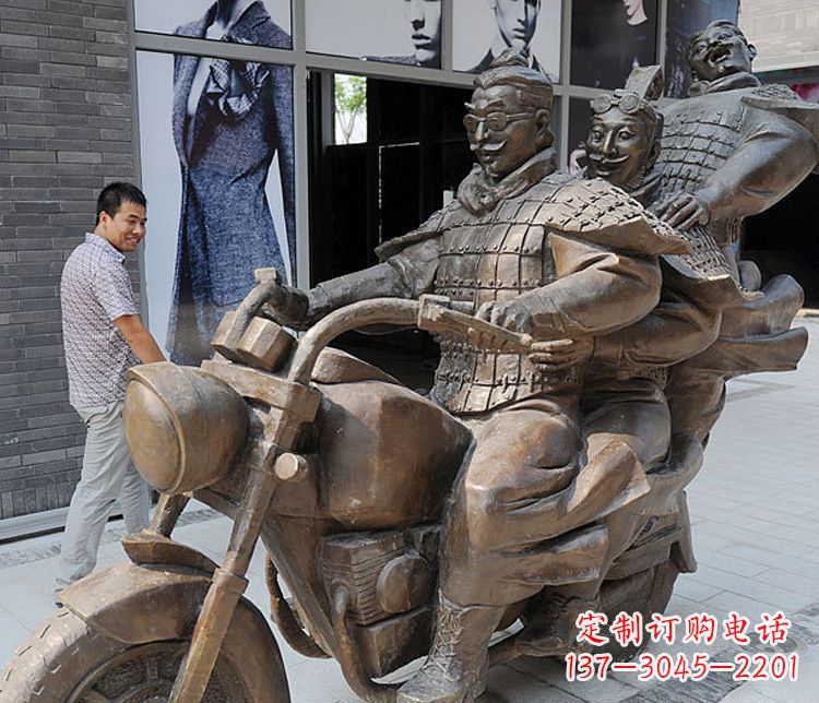保定铜雕街头骑摩托人物雕塑