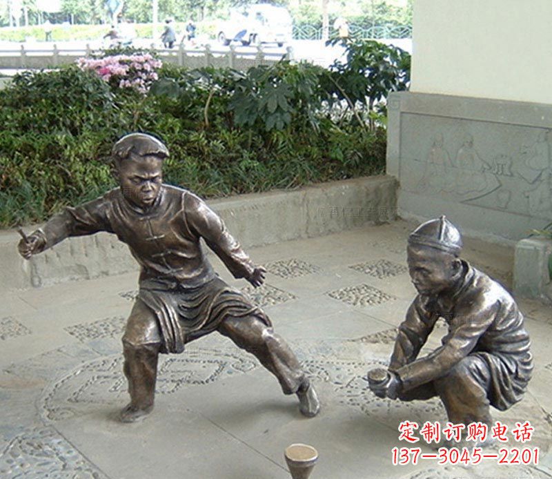 保定玩陀螺的古代儿童铜雕