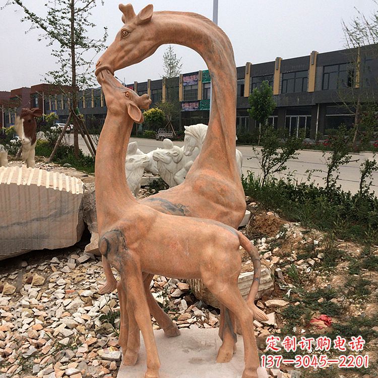 保定晚霞红石雕长颈鹿-校园公园母子亲情景观雕塑