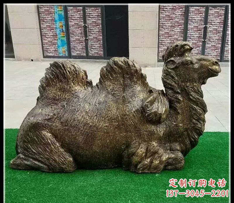 保定卧在草地的骆驼铜雕