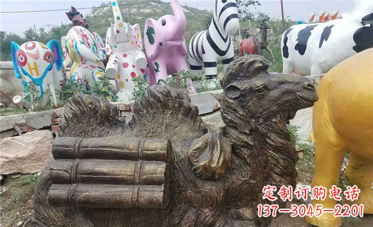 保定卧着的骆驼动物铜雕 (2)
