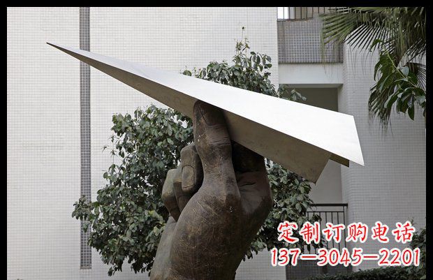 保定小区不锈钢手拿纸飞机雕塑