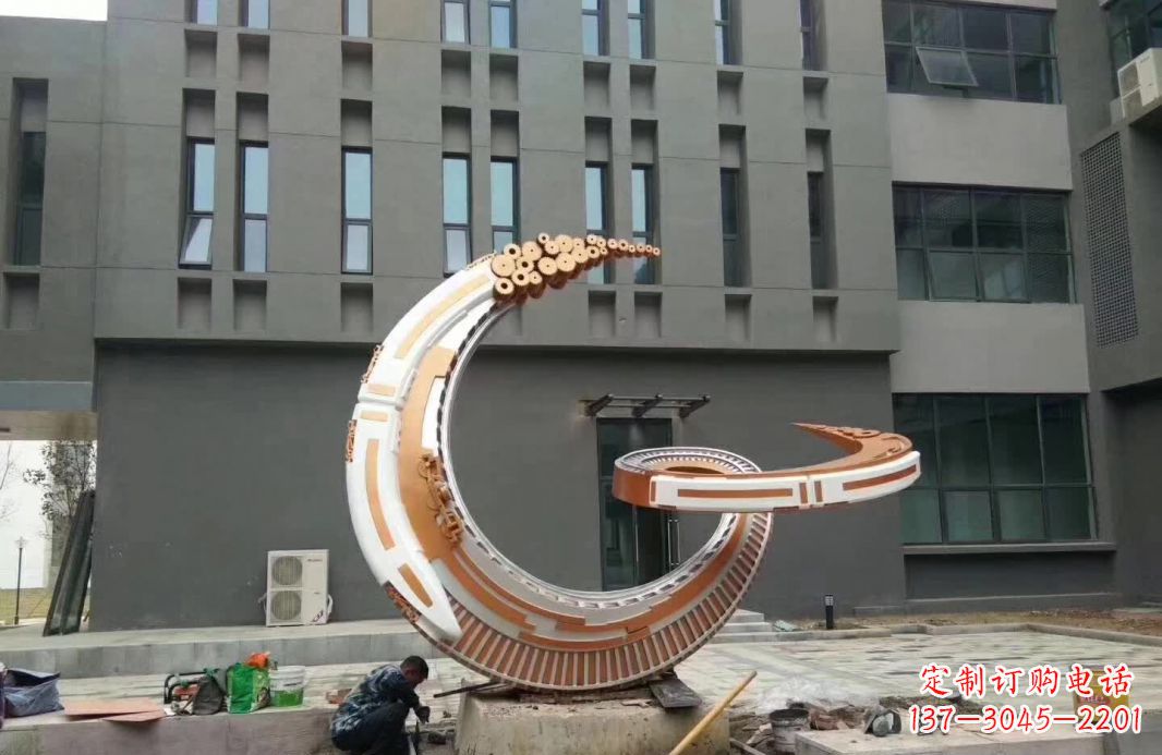 保定小区抽象不锈钢月亮雕塑