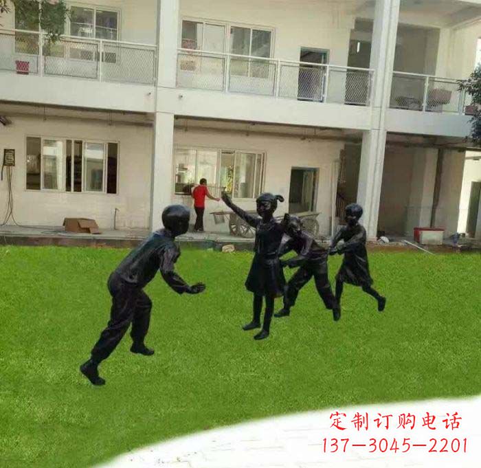 保定校园儿童玩老鹰捉小鸡铜雕