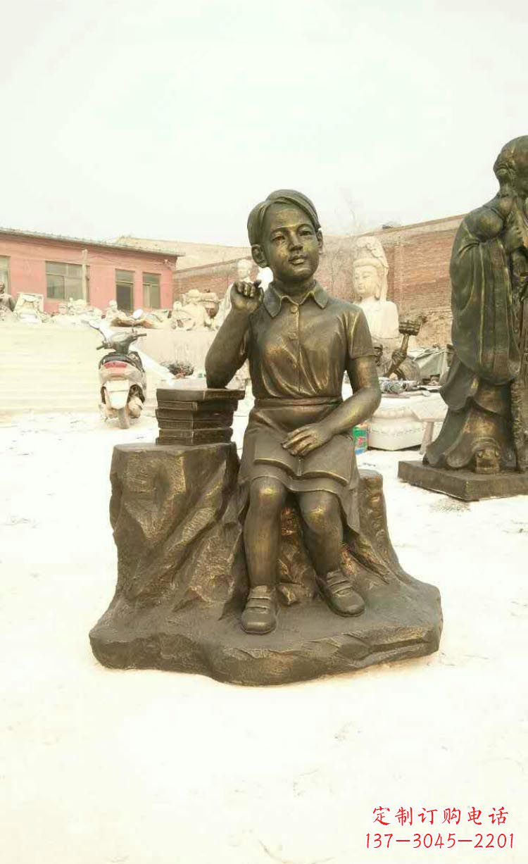 保定校园看书思考的学生铜雕