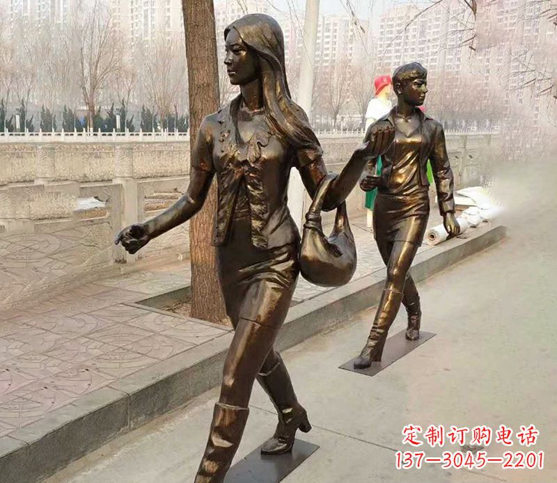 保定行走的女人街边人物铜雕