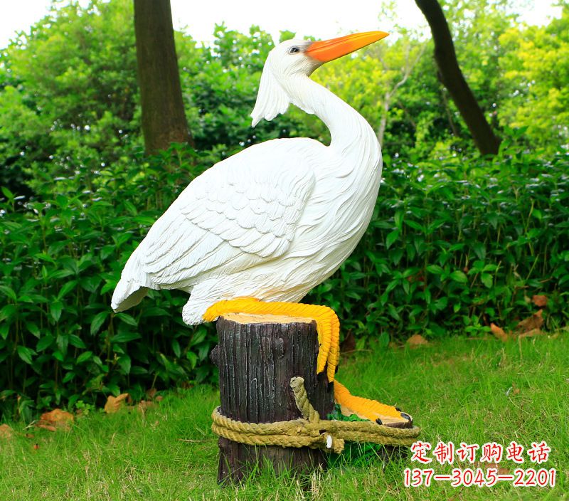 保定一男一女抱一只鸽子雕像