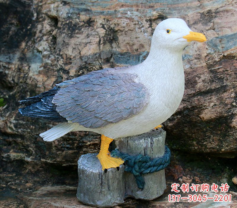 保定一手托鸽子 一手拿书本的雕塑像