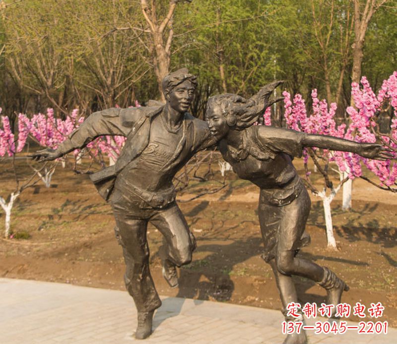 保定游玩的情侣铜雕
