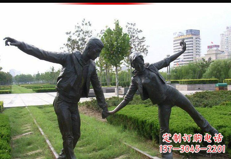 保定走铁轨的情侣铜雕