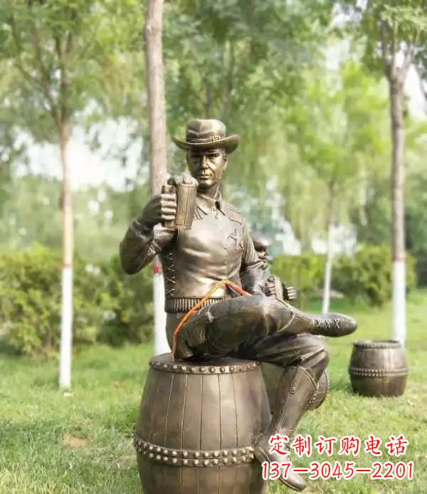 保定坐酒桶喝啤酒的牛仔铜雕