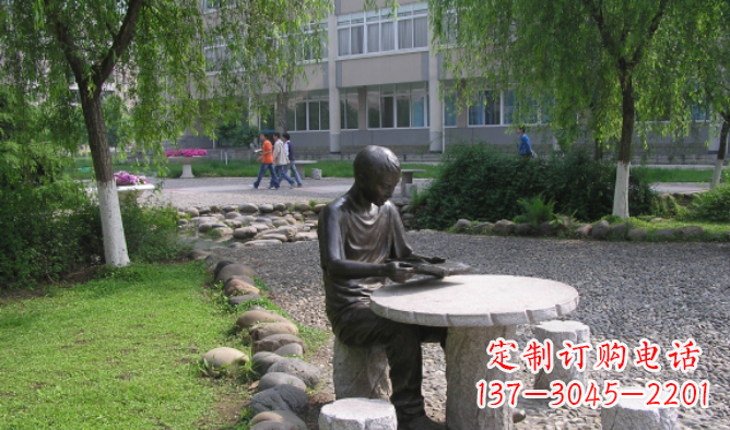 保定坐石桌凳看书的学生铜雕